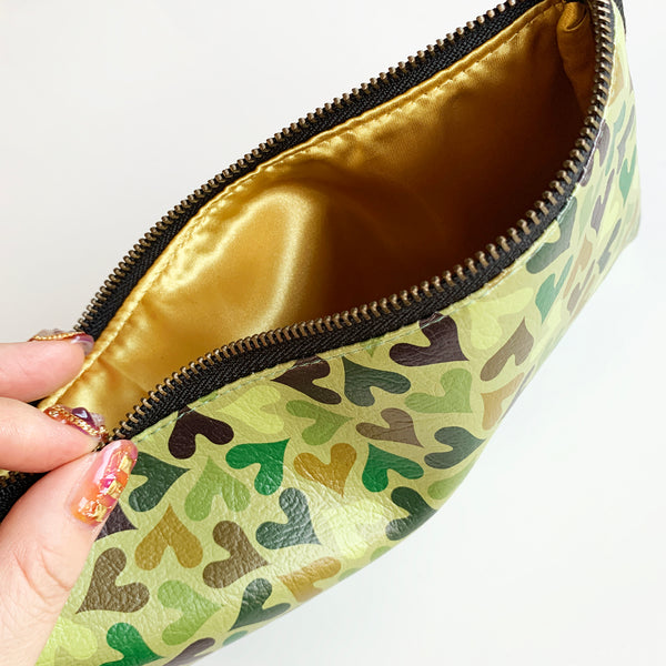 Flat Pouch “HEARTic Camo” _ Smokey Green
