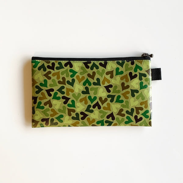 Flat Pouch “HEARTic Camo” _ Smokey Green