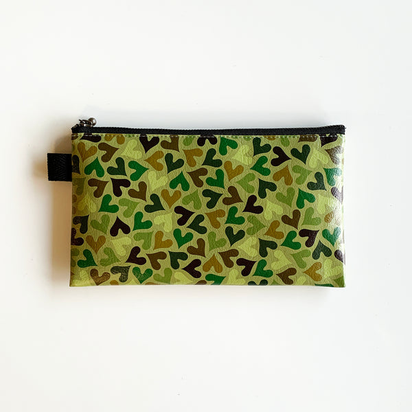 Flat Pouch “HEARTic Camo” _ Smokey Green