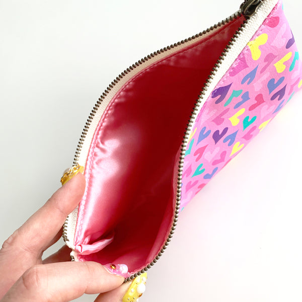 Flat Pouch “Dancing HEARTs” _ Taffy Pink