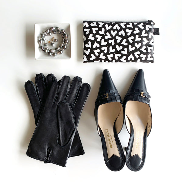 Flat Pouch “Dancing HEARTs” _ Black and White