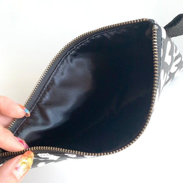 Flat Pouch “Dancing HEARTs” _ Black and White