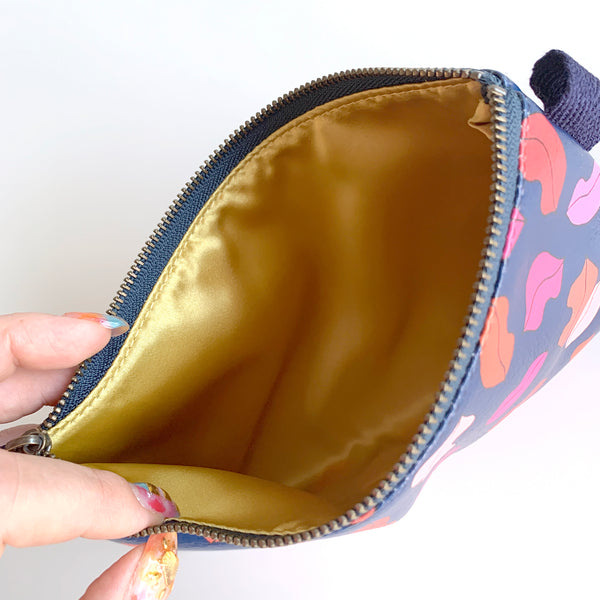 Flat Pouch “Fascinated Lips” _ Midnight Blue
