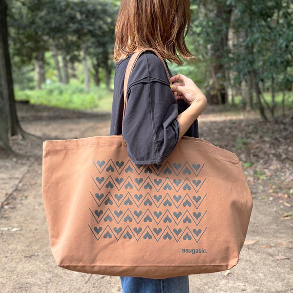 EXTRA LARGE TOTE “HEARTy Boundary” _ ZigZag Tendency _ Toffee Brown