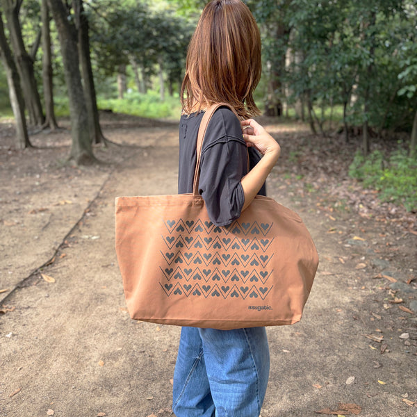 EXTRA LARGE TOTE “HEARTy Boundary” _ ZigZag Tendency _ Toffee Brown