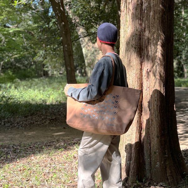 EXTRA LARGE TOTE “HEARTy Boundary” _ ZigZag Tendency _ Toffee Brown