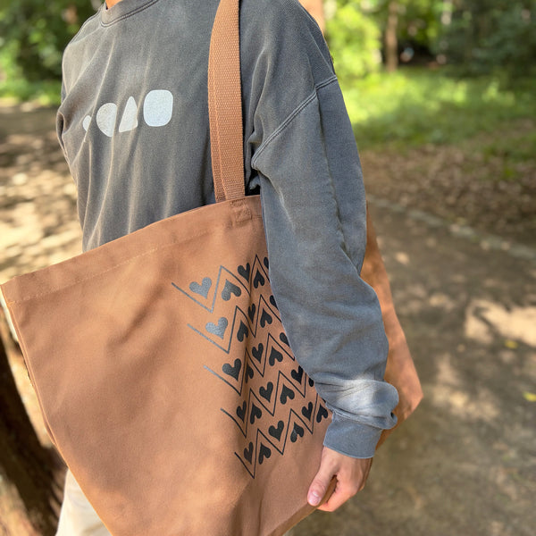 EXTRA LARGE TOTE “HEARTy Boundary” _ ZigZag Tendency _ Toffee Brown