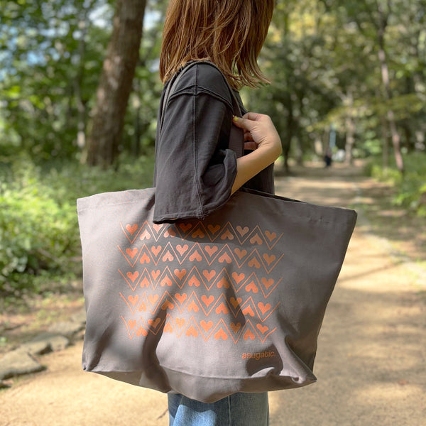 EXTRA LARGE TOTE “HEARTy Boundary” _ ZigZag Tendency _ Taupe Gray