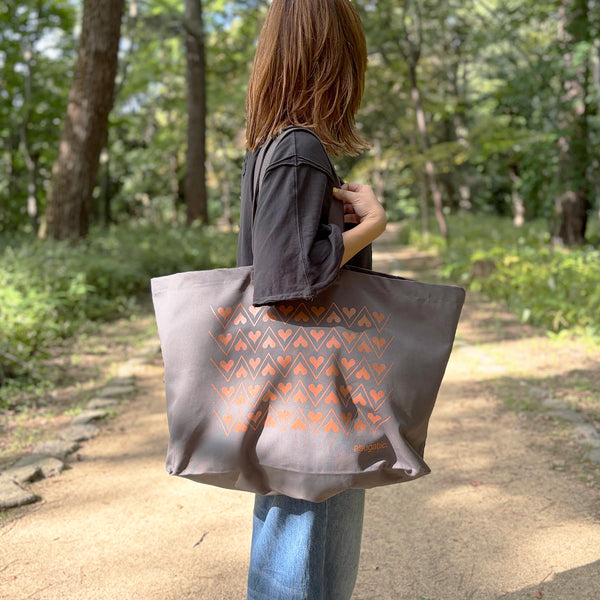 EXTRA LARGE TOTE “HEARTy Boundary” _ ZigZag Tendency _ Taupe Gray