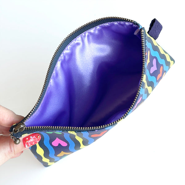 Flat Pouch "HEARTic Hormone” _ Smooth Flow