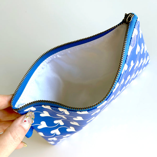 Flat Pouch "HEARTy Wavy” _ Cobalt Blue