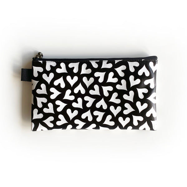 Flat Pouch “Dancing HEARTs” _ Black and White